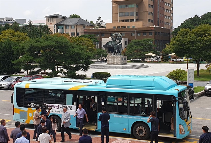 강원 춘천시의 시내버스의 노선 전면 개편에 따라 지난 8월 27일 체험단을 태운 시범 버스가 강원대 교내에 정차해 점검을 하고 있다. 연합뉴스