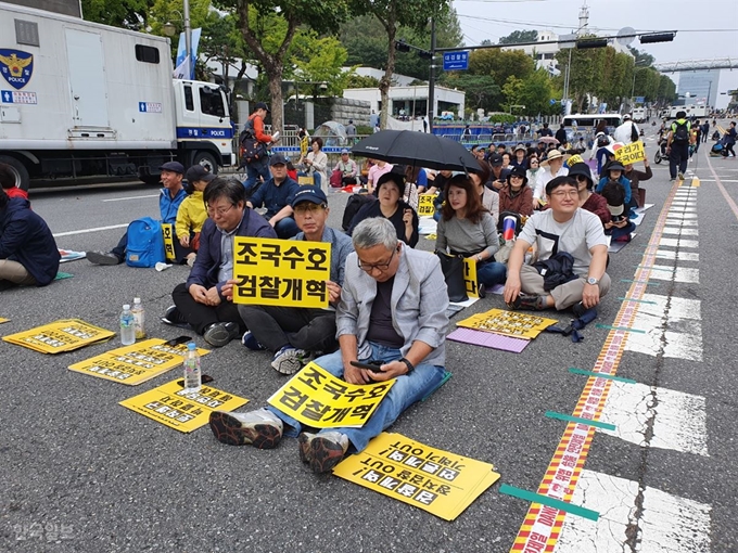 [저작권 한국일보] 조국 법무부 장관 지지 집회 참가자들이 5일 오전부터 서울 서초동 대검찰청 앞에 모여 피켓을 들고 있다. 최은서 기자