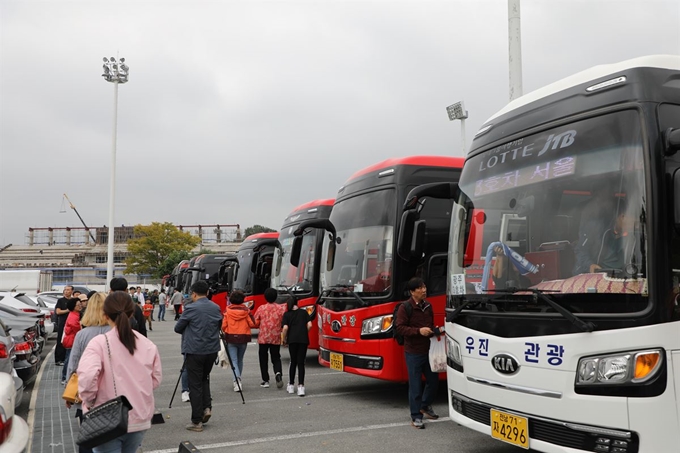 '검찰 개혁'을 촉구하는 광주시민들이 5일 오전 10시 광주 서구 풍암동의 한 대형마트 주차장을 찾아 서울 서초동 집회에 참여하기 위해 차량에 탑승하고 있다. 뉴스1