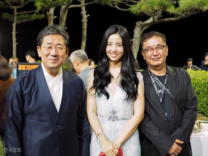 [저작권 한국일보] 3일 저녁 부산 해운대구 파라다이스호텔에서 열린 '제24회 부산국제영화제' 개막 축하연에 참석한 2019 미스코리아 진 김세연(가운데), 박양우 문화체육부장관(왼쪽), 차승재 아시아필름마켓 운영위원장(오른쪽). 추진혁 기자. 2019-10-03.