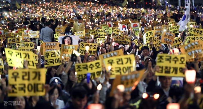 5일 오후 서울 서초역 일대에서 열린 제8차 검찰 개혁 촛불 문화제에서 참가자들이 구호를 외치고 있다.배우한 기자