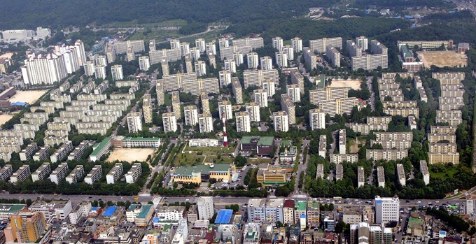 서울 강동구의 아파트 단지 전경. 한국일보 자료사진