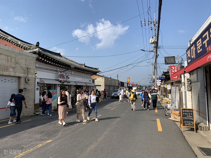 경주 황리단길을 찾은 관광객들이 인근에 위치한 카페와 골목길을 구경하며 즐거운 한 때를 보내고 있다. 김재현기자 k-jeahyun@hankookilbo.com