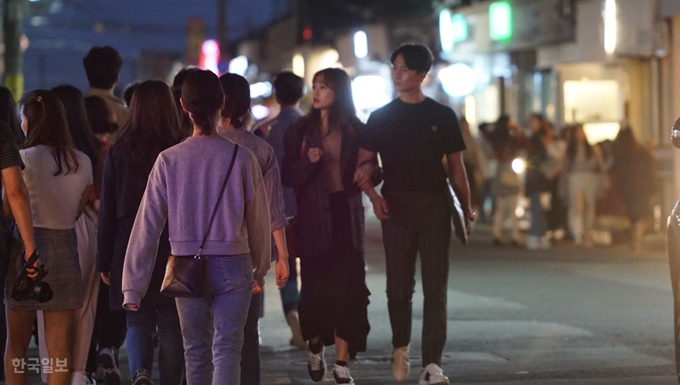 황리단길을 찾은 시민들이 길 곳곳에 있는 가게들을 둘러 보면서 산책을 하고 있다. 김재현기자 k-jeahyun@hankookilbo.com