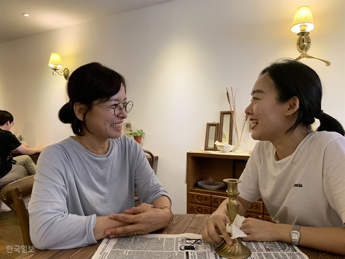 경주 황리단길에서 모녀가 함께 카페 '르초이'를 운영하고 있는 김지안(왼쪽)씨와 최유라씨가 대화를 나누고 있다. 김재현기자 k-jeahyun@hankookilbo.com