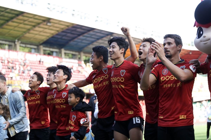 포항 선수들이 6일 포항 스틸야드에서 열린 프로축구 하나원큐 K리그1 2019 울산과 경기에서 승리한 뒤 관중들과 기쁨을 나누고 있다. 프로축구연맹 제공