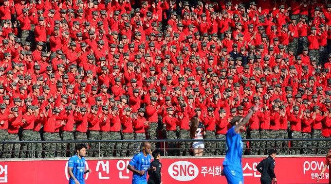 6일 경북 포항시 남구 스틸야드에서 열린 프로축구 하나원큐 K리그1 2019 포항 스틸러스 대 울산 현대의 경기 응원을 해병대 1사단 장병들이 해병대 박수로 스틸러스를 응원하고 있다. 포항=뉴스1