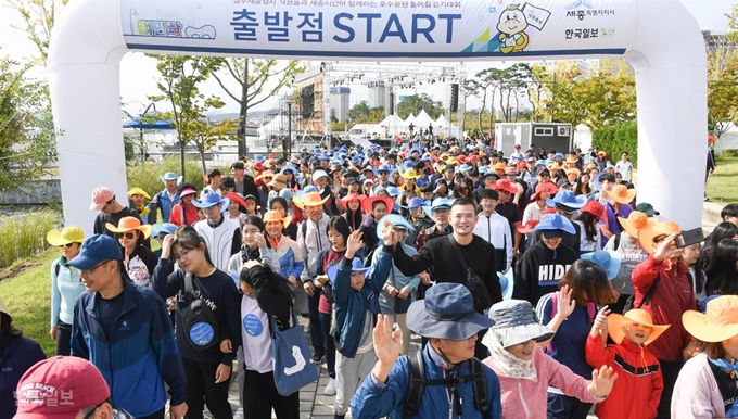 6일 오전 세종특별자치시 호수공원에서 제 485회 한국일보 거북이마라톤 '정부세종청사 직원들과 세종시민이 함께하는 호수공원 둘레길 걷기대회 ' 가 열리고 있다. 참가자들이 이춘희 세종특별자치시 시장의 출발신호와 함께 힘차게 걸어나가고 있다. 세종=류효진기자