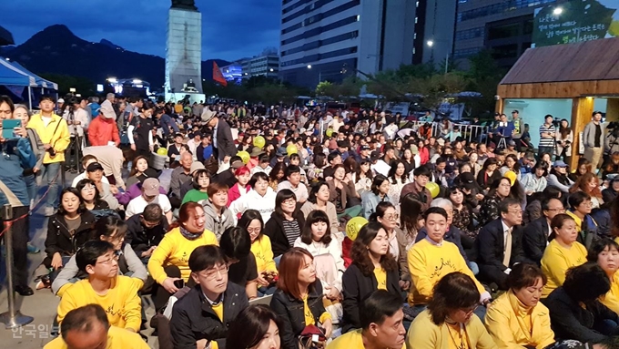 4ㆍ16연대와 4ㆍ16세월호 참사 가족협의회가 6일 오후 서울 광화문광장 이순신 동상 앞에서 개최한 '세월호 기억문화제 2,000일의 소원'에 참여한 400여 명의 시민들이 세월호 희생자를 추모하고 있다. 김진웅 기자