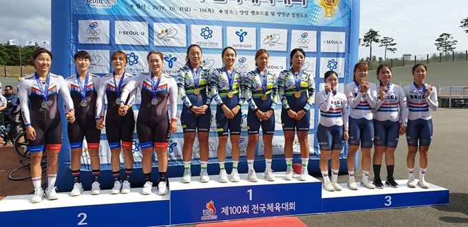 경북 상주시청 여자사이클 팀이 6일 강원도 양양 벨로드롬에서 열린 4km 단체추발경기에서 우승한뒤 포디움에 올라서 있다. 상주시 제공