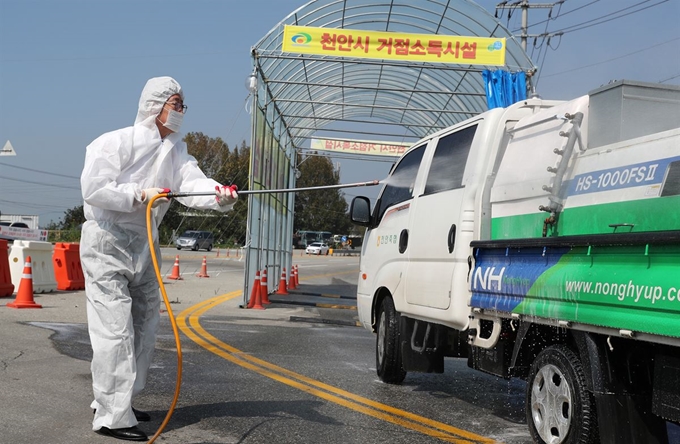 양승조 충남지사가 아프리카돼지열병(ASF) 거점방역초소에서 방역작업을 하고 있다. 충남도 제공