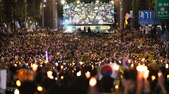 5일 오후 서울 서초구 서초동에서 제8차 검찰 개혁 촛불집회가 열리고 있다. 배우한 기자