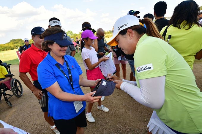 박인비가 5일 미국 텍사스주 더콜로니의 올드 아메리칸 골프클럽에서 열린 LPGA 투어 볼런티어스 오브 아메리카 클래식 2라운드에서 갤러리에게 사인을 해주고 있다. LPGA 제공