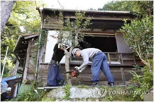 저출산 고령화에 따른 인구감소로 빈집 문제가 사회문제로 떠오르는 가운데, 일본 가나가와현 요코스카시에서 작업 인부들이 빈집을 철거하고 있다. 요코스카=교도 연합뉴스 자료사진