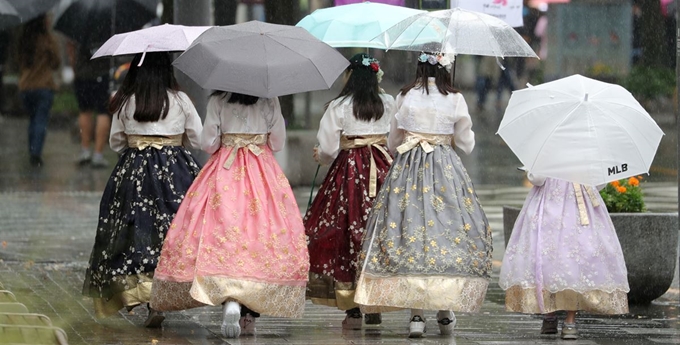 가을비가 내린 7일 전북 전주시 한옥마을 태조로에서 우산을 쓴 관광객들이 발걸음을 옮기고 있다. 뉴스1