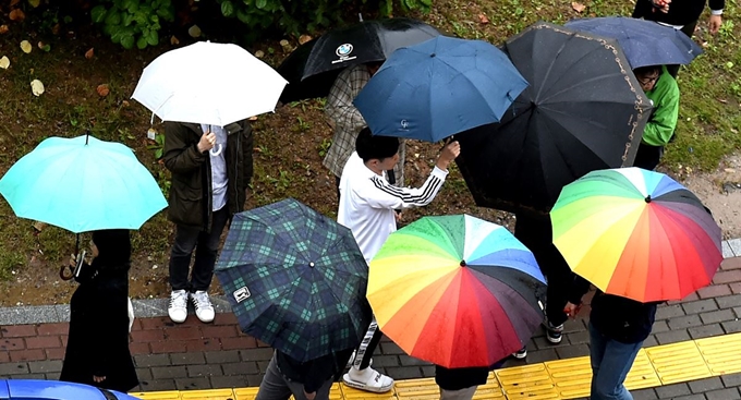 수도권을 비롯한 전국에 가을비가 내린 7일 오전 경기도 수원시 영통구 매탄동에서 출근길 시민들이 버스를 기다리고 있다. 뉴시스