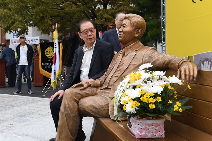 7일 오후 부산 부산진구 개성고 교정에서 '노무현 전 대통령 서거 10주년 기념 동상 제막식'이 열려 동문들이 동상을 살펴보고 있다.