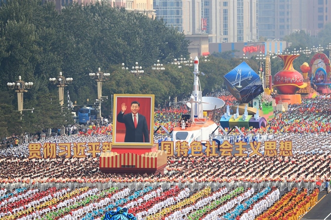 지난 1일 베이징에서 중국 건국 70주년을 축하하는 군사 퍼레이드가 열리고 있다. 베이징=신화통신 연합뉴스