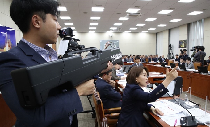 7일 국회에서 열린 과방위 국정감사에서 자유한국당 송희경 의원이 엄재식 원자력안전위원회 위원장에게 '드론 잡는 총'을 보이며 원전 주변 드론 방어대책에 대해 질의하고 있다. 연합뉴스