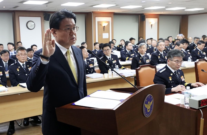 황운하 대전경찰청장이 4일 서울 서대문구 경찰청에서 열린 국회 행정안전위원회의 경찰청 국정감사에서 증인 선서를 하고 있다. 뉴스1