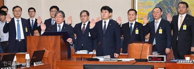 윤석헌 금융감독원장이 8일 오전 열린 국회 정무위원회의 금융감독원 국정감사에서 선서하고 있다. 오대근기자