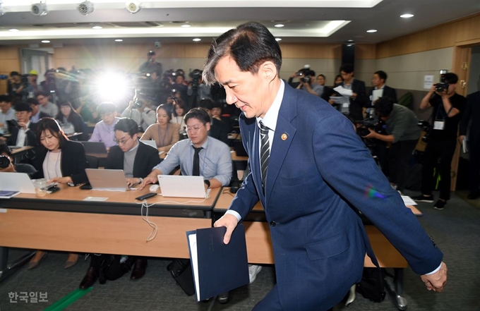 조국 법무부 장관이 8일 오후 과천정부청사에서 검찰개혁 추진계획을 발표하기 위해 입장하고 있다. 홍인기 기자