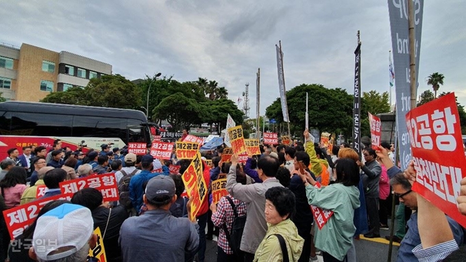 [저작권 한국일보]8일 오전 국회 국토교통위원회 소속 국회의원들을 태운 버스가 제주도청으로 진입하려 하자 반대단체들이 이를 막아서고 있다. 김영헌 기자.