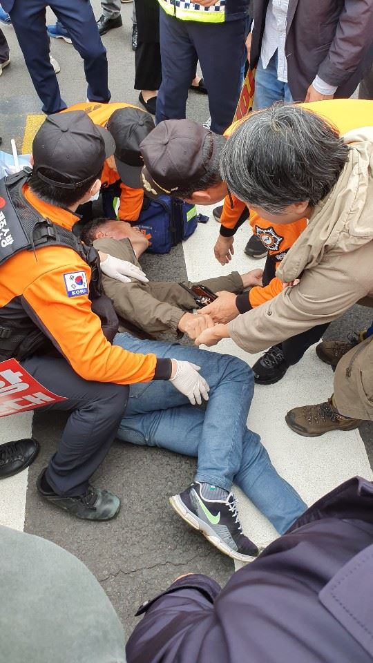 [저작권 한국일보]8일 오전 국회 국토교통위원회 소속 국회의원들을 태운 버스가 제주도청으로 진입하는 과정에서, 이를 막아서는 반대단체 주민 1명이 버스 바퀴에 깔리는 사고가 발생했다. 김영헌 기자.