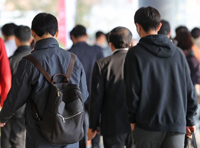 절기상 찬 이슬이 맺힌다는 '한로'인 8일 오전 서울역에서 시민들이 외투를 입고 발길을 재촉하고 있다. 연합뉴스