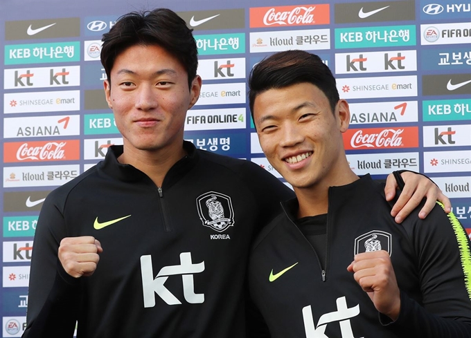 축구 국가대표팀 황의조(왼쪽)와 황희찬이 8일 오후 파주 NFC에서 훈련하기에 앞서 파이팅을 외치고 있다. 연합뉴스