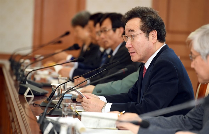 이낙연 국무총리가 8일 정부서울청사에서 열린 도시재생특별위원회를 주재하며 발언하고 있다. 연합뉴스