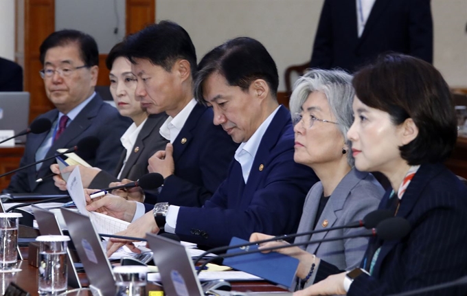 조국 법무부 장관이 8일 오전 청와대에서 열린 국무회의에서 문재인 대통령의 발언을 듣고 있다. 연합뉴스