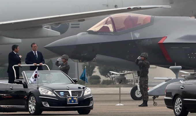 문재인 대통령이 1일 대구 공군기지에서 국군의 날 행사 중 F-35A 스텔스 전투기를 사열하고 있다. 대구=연합뉴스