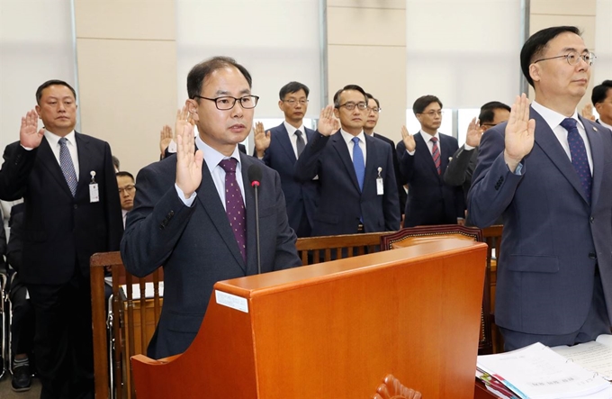 박영수 중앙선관위 사무총장이 8일 국회에서 열린 행정안전위원회의 중앙선관위 국정감사에 출석해 선서하고 있다. 연합뉴스