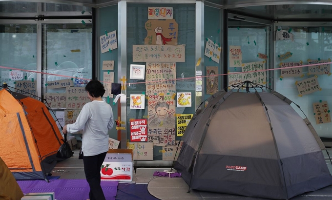 지난 6일 톨게이트 요금 수납원들이 직접 고용을 촉구하며 점거 농성 중인 경북 김천시 한국도로공사 본사 출입구에 각종 피켓이 붙어 있다. 김천=연합뉴스