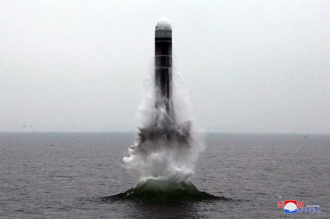 3일 북한 조선중앙통신이 공개한 신형 잠수함발사탄도미사일(SLBM) ‘북극성-3형’ 발사 장면. 신형 SLBM은 2일 오전 동해 원산만 수역에서 시험발사됐다. 한국일보 자료사진. 연합뉴스