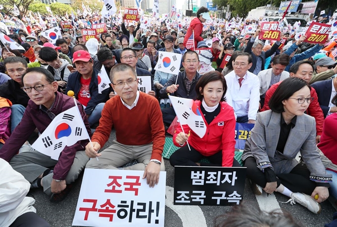 황교안(왼쪽 두번째) 자유한국당 대표와 나경원(오른쪽 두번째) 원내대표가 9일 서울 광화문광장에서 범보수단체 주최로 열린 조국 법무부 장관 사퇴 촉구 집회에 참가해 구호를 외치고 있다. 연합뉴스