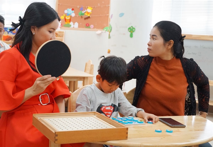 지난 3월 22일 캄보디아 프놈펜에 위치한 국립의료원 프리엉동 병원에 KT가 청각장애아동 재활을 돕기 위해 개설한 꿈품교실에서 현지 언어치료사와 청각장애아동이 재활치료를 하고 있다. KT 제공