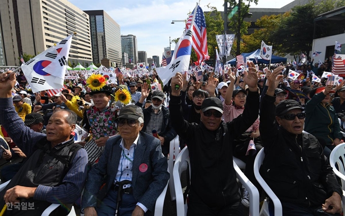 9일 오후 서울 종로구 광화문광장 일대에서 열린 문재인 하야 범국민투쟁본부 '대한민국 바로세우기 국민대회'에서 참가자들이 조국 법무부 장관 사퇴를 촉구하고 있다. 서재훈 기자