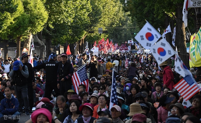 9일 오후 서울 청와대 사랑채 인근 도로가 '조국 법무부 장관 사퇴 촉구 집회'를 마치고 청와대 방면으로 행진하는 참가자들과 대기하는 참가자들로 가득 차 있다. 서재훈 기자