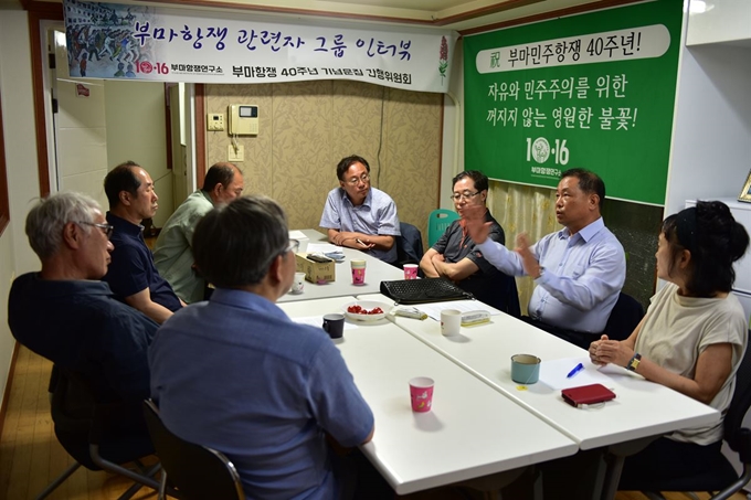 10ㆍ16 부마항쟁 당시 부산 안팎에서 시위에 참가하고 목도했던 관련자들이 집담회를 하고 있다. 오른쪽부터 반시계 방향으로 최자영, 엄태언, 박준석, 송성준, 김창우, 황선용, 백하현, 정광민. 산지니 제공