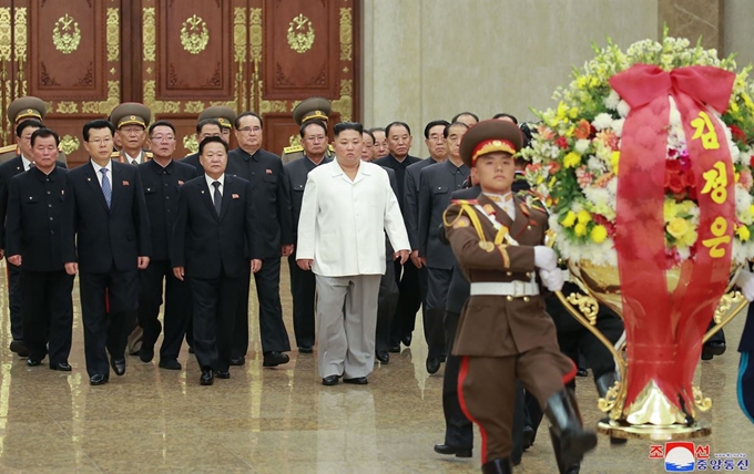 북한 조선중앙통신은 김정은 국무위원장이 노동당 창건 74주년 기념일(10월 10일)에 김일성 주석과 김정일 국방위원장의 시신이 안치된 금수산태양궁전을 참배했다고 11일 보도했다. 평양=조선중앙통신 연합뉴스