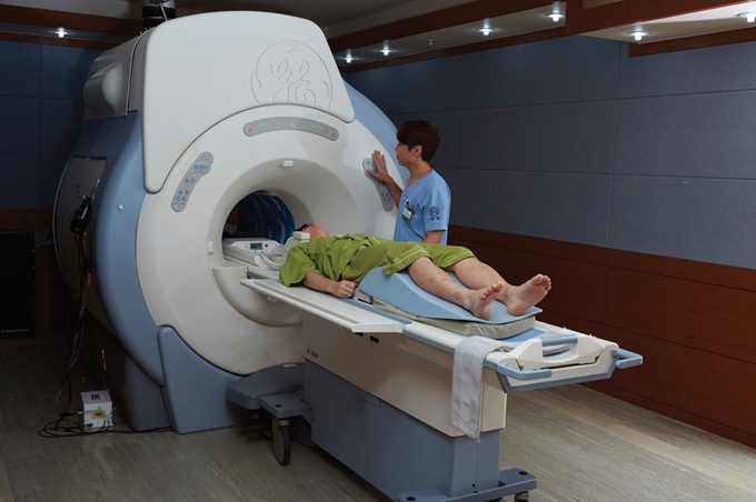 MRI 촬영 모습. 한국일보 자료사진