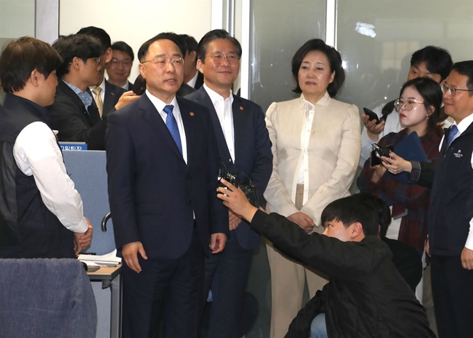 11일 오전 서울 중구 소재부품 수급 대응 지원센터를 방문한 홍남기 부총리 겸 기획재정부 장관이 직원들을 격려하고 있다. 연합뉴스