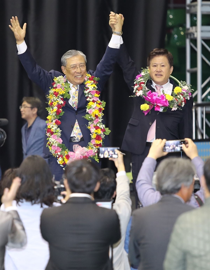 11일 서울 강남구 국기원 중앙경기장에서 개원 이래 처음 시행된 국기원장 선거에서 결선 투표가 끝난 뒤 최영열 당선자(왼쪽)와 오노균 후보가 함께 손을 들고 있다. 연합뉴스