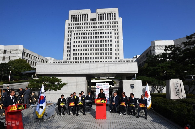 자유한국당 나경원 원내대표가 11일 오전 서울 서초구 대법원 정문 앞에서 열린 ‘문 정권 사법농단 규탄’ 현장 국정감사 대책회의에 마무리 발언을 하고 있다. 홍인기 기자