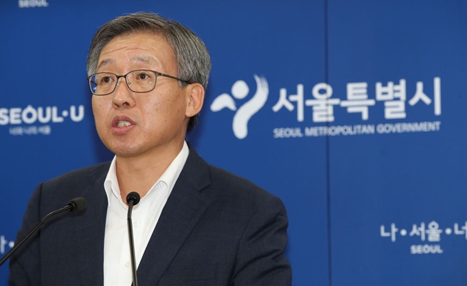 강태웅 서울시 행정1부시장이 지난달 30일 서울 중구 서울시청 브리핑룸에서 서울교통공사 채용비리 의혹 관련 감사원 감사에 대한 서울시 입장을 발표하고 있다. 연합뉴스