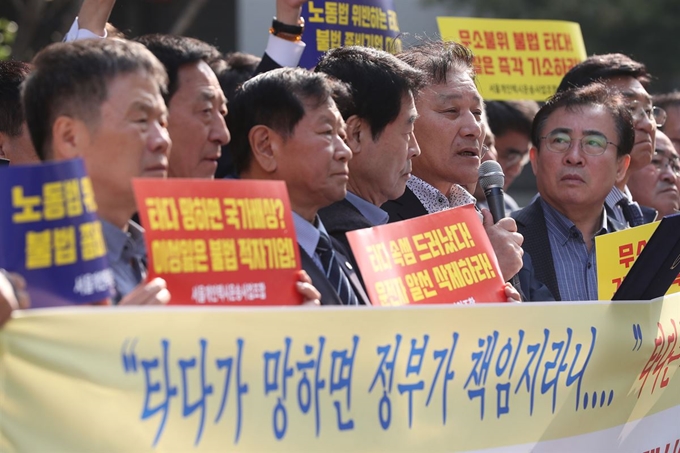 8일 오전 서울 성동구 성수동 타다 본사 앞에서 서울개인택시운송사업조합이 모빌리티 플랫폼 '타다' 확대 운영에 대한 규탄 기자회견을 개최, 강우풍 강북지부장이 발언을 하고 있다. 연합뉴스