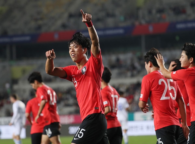 11일 오후 경기 화성종합경기타운 주경기장에서 열린 U-22 축구대표팀 평가전 한국 대 우즈베키스탄의 경기에서 한국 김재우가 동점골을 넣고 기뻐하고 있다. 화성=연합뉴스