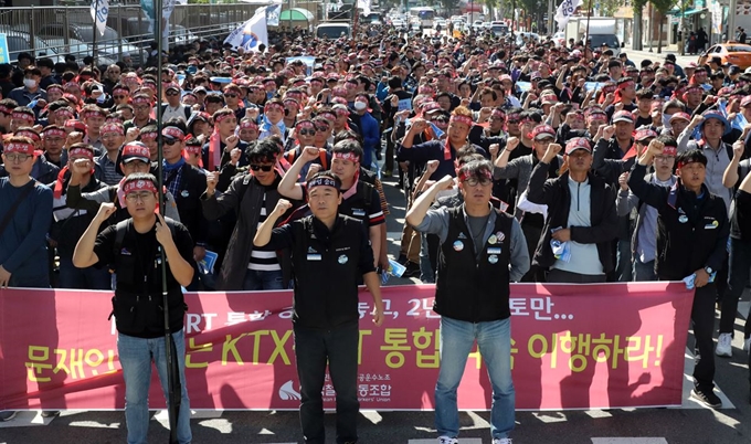 철도노조 파업 이틀째인 12일 오전 서울 용산구 서울역 서부역 앞에서 열린 철도노조 총파업 서울지방본부 결의대회에 참석한 노조원들이 구호를 외치고 있다. 연합뉴스